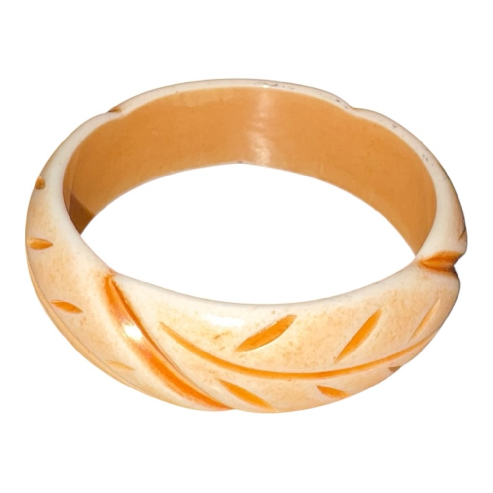 Vintage Cream & Butterscotch Carved Lucite Bangle Bracelet 7” J26